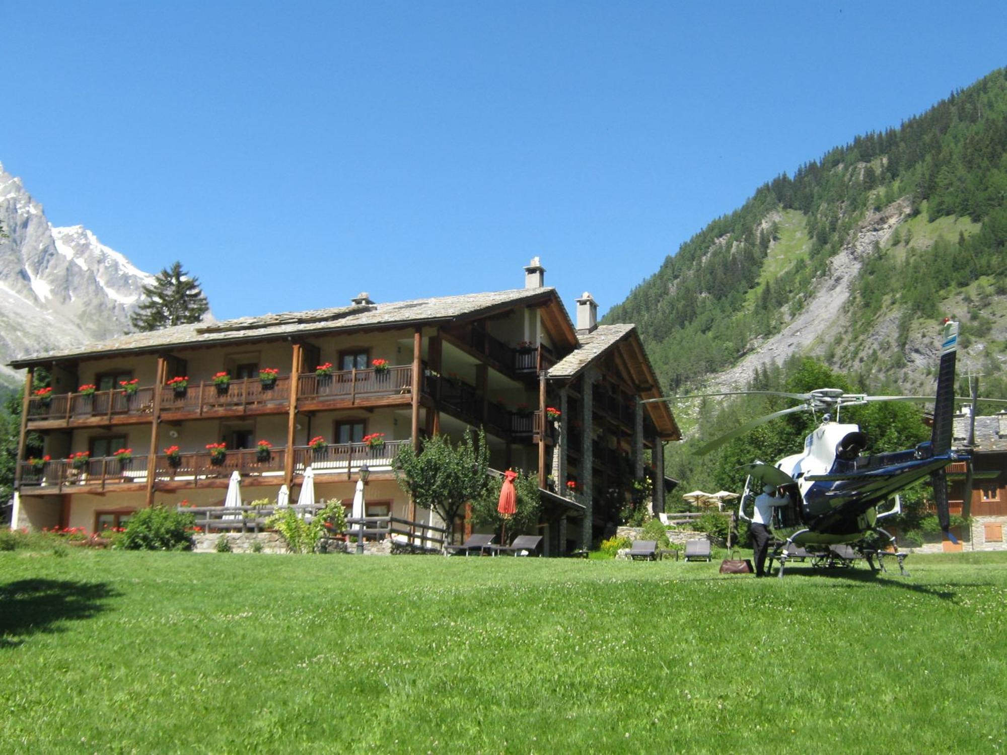 Auberge De La Maison Courmayeur Bagian luar foto