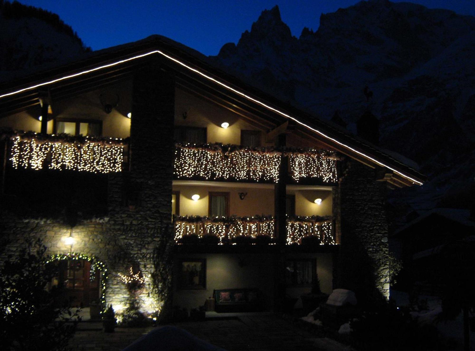 Auberge De La Maison Courmayeur Bagian luar foto