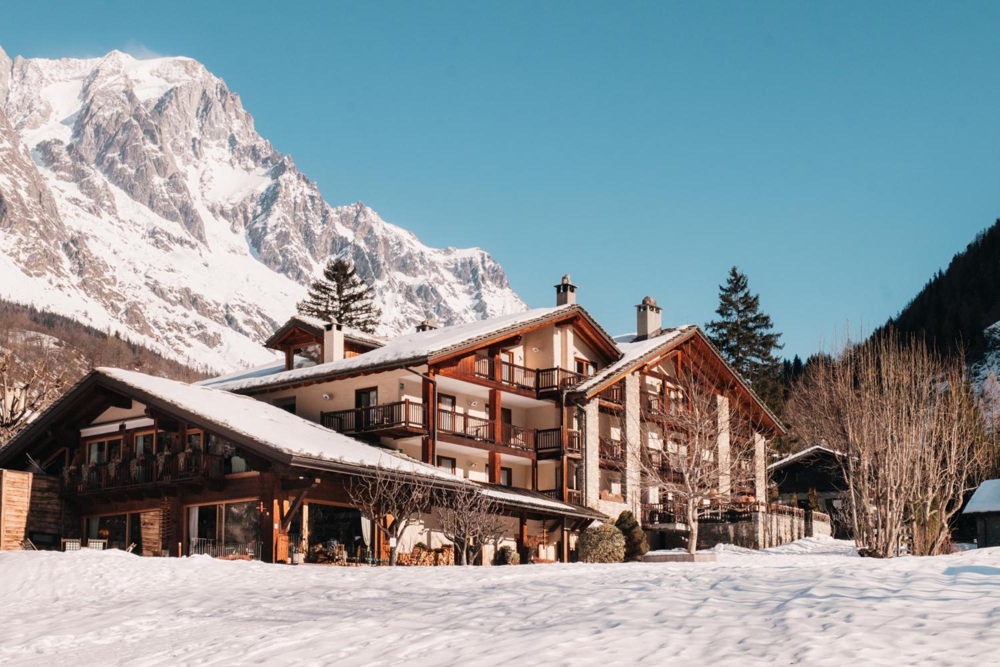 Auberge De La Maison Courmayeur Bagian luar foto