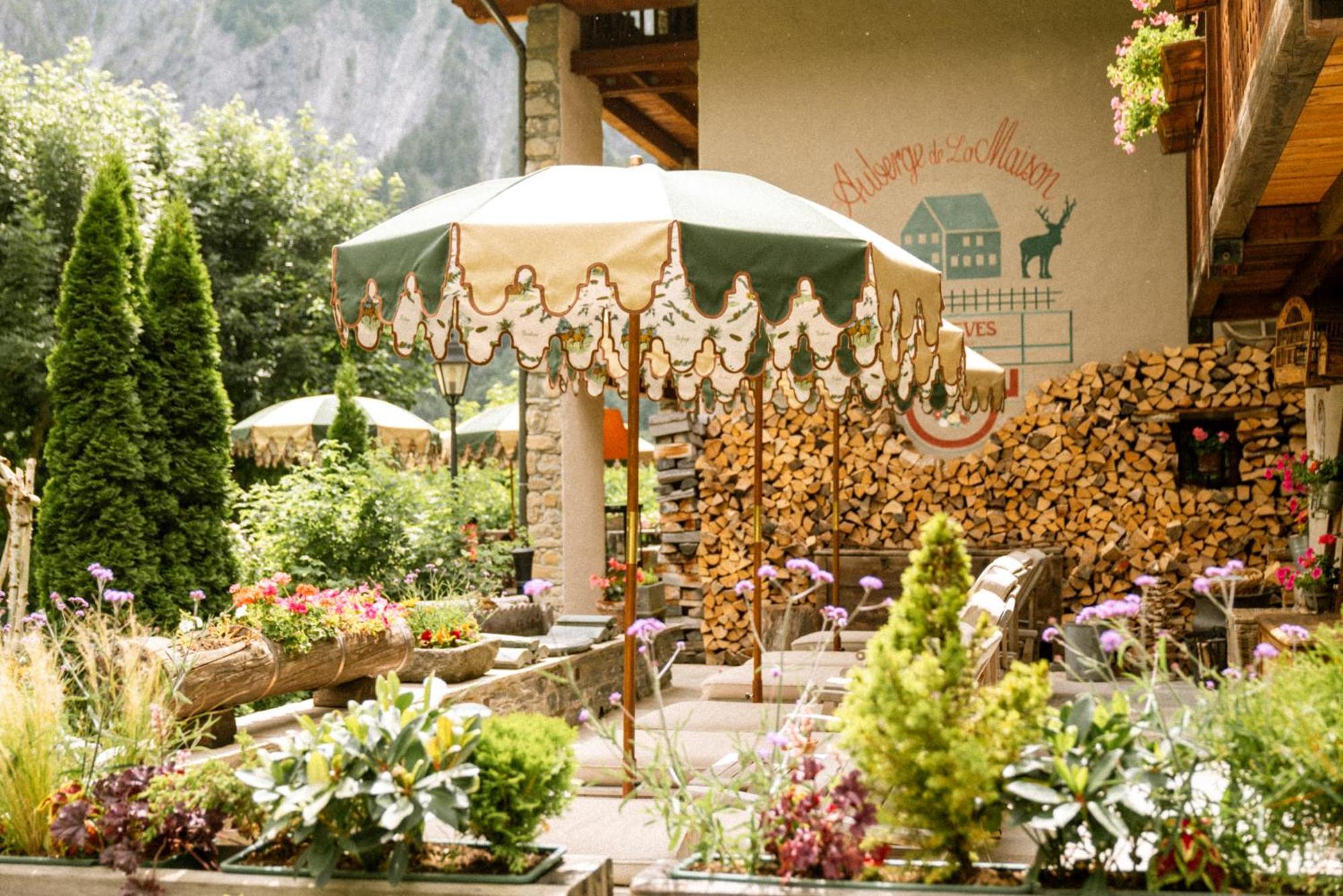 Auberge De La Maison Courmayeur Bagian luar foto