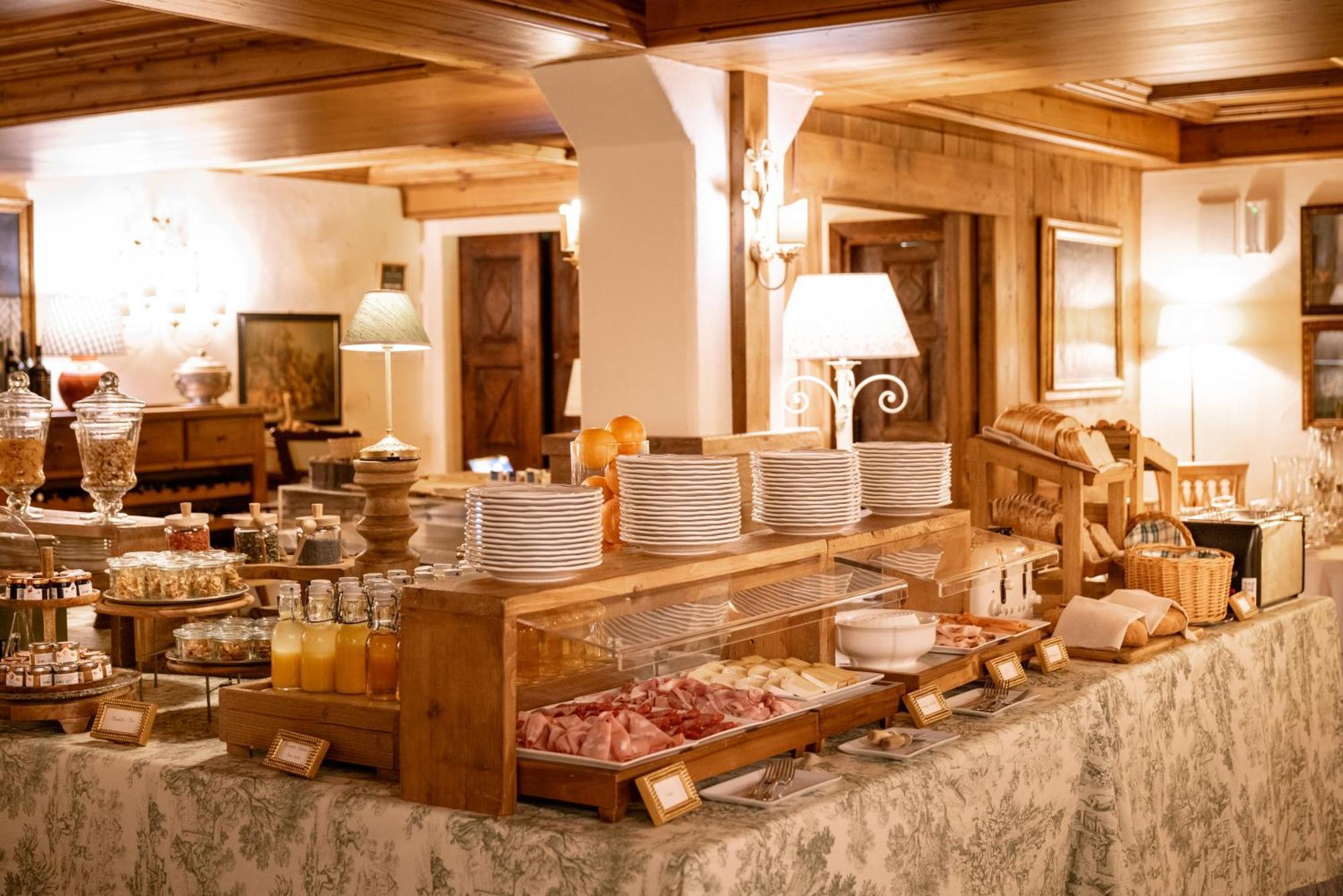 Auberge De La Maison Courmayeur Bagian luar foto