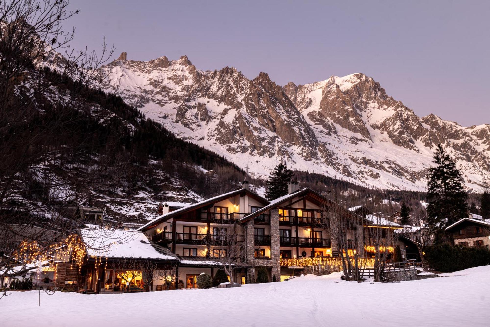 Auberge De La Maison Courmayeur Bagian luar foto